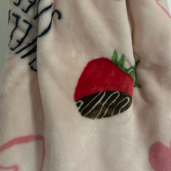 Rae Dunn chocolate covered strawberry plush throw NWT Valentines Day - Picture 5 of 5